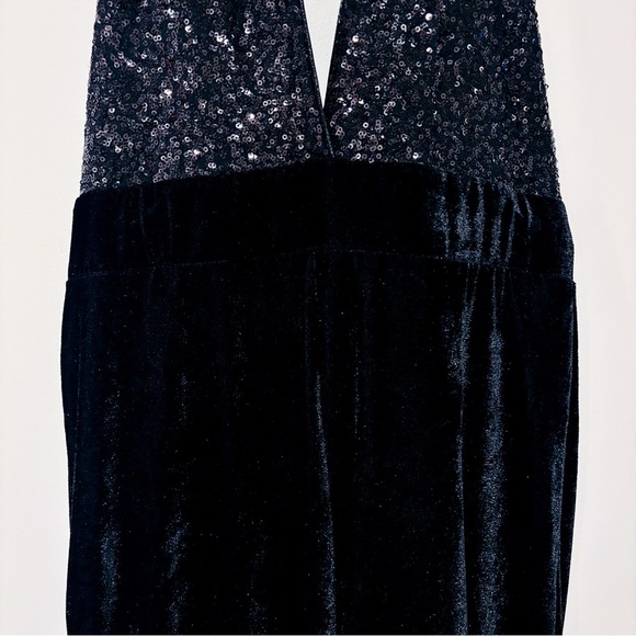 VENUS – Black velvet sequin halter jumpsuit with open back & wide leg * - Picture 5 of 9